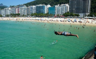  Em dia de alta temperatura, cariocas e turistas enchem praias da zona sul da cidade.