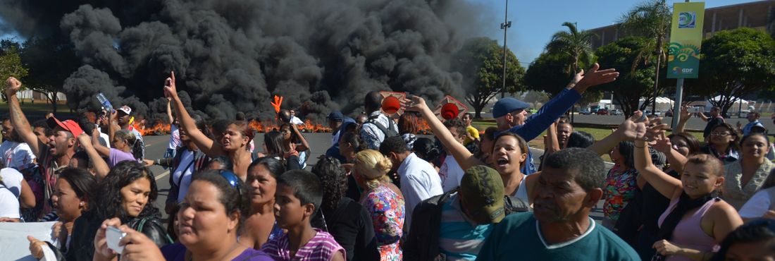 Frente Nacional de Movimentos do Comitê da Copa paralisaram o trânsito no Eixo Monumental em frente ao Estádio Nacional Mané Garrincha, em Brasília (DF). Os trabalhadores incendiaram pneus ao longo do eixo e permanecem na pista.