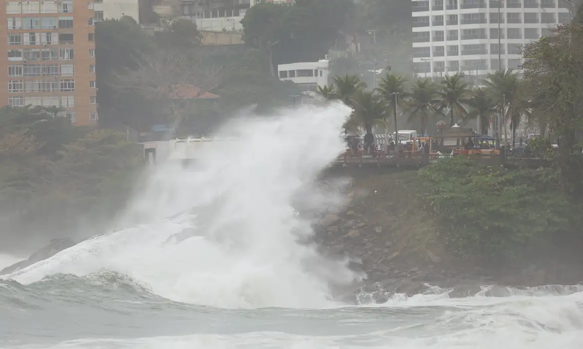 Rio de Janeiro (RJ), 01/07/2024 – Ressaca e frio marcam início da semana no Rio. Foto: Tomaz Silva/Agência Brasil