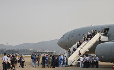 Guarulhos (SP) 08/10/2024  Brasileiros que estavam no Líbano, desembarcam do avião KC-30 da FAB,na Base Aérea de São Paulo  na Operação “Raizes do Cedro” em Guarulhos. Foto Paulo Pinto/Agencia Brasil