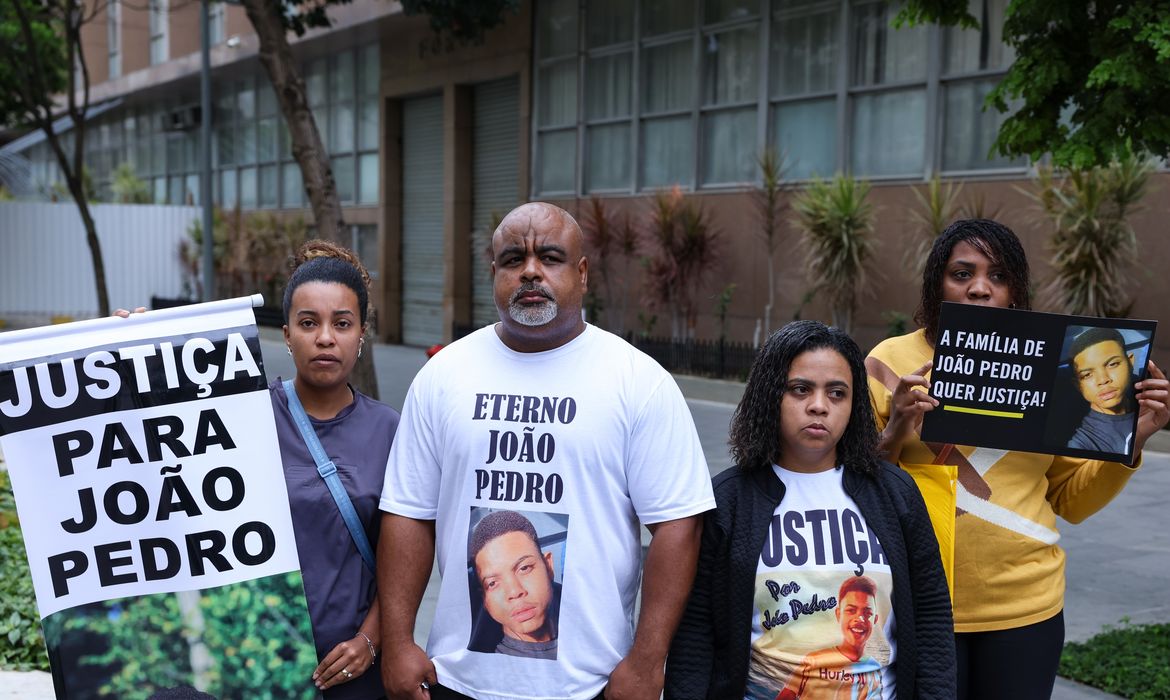 Rio de Janeiro (RJ), 11/07/2024 – Familiares e amigos de João Pedro, de 14 anos, morto durante uma operação policial no Complexo do Salgueiro, em São Gonçalo, em 2020, realizam manifestação em frente ao Tribunal de Justiça do Rio de Janeiro. Foto: Tomaz Silva/Agência Brasil