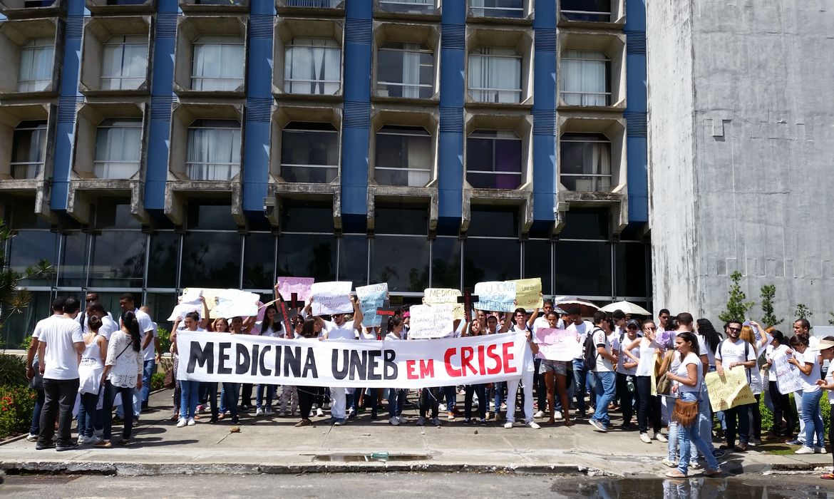estudantes de medicina protestam em Salvador