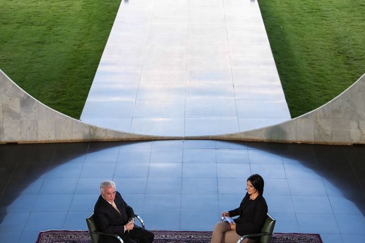 O presidente Michel Temer concede entrevista à jornalista Roseann Kennedy, no Programa Nos Corredores do Poder