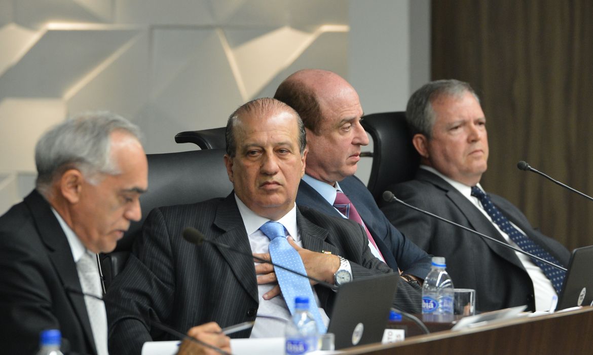 O ministro do Tribunal de Contas da União (TCU), ministro Augusto Nardes, durante sessão do plenário (Valter Campanato/Agência Brasil)