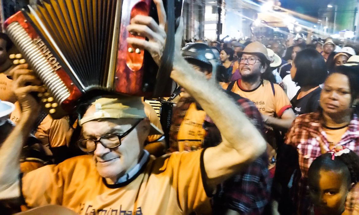  Cícero da Sanfona, 75 anos, conhecido por tocar sanfona apoiado no topo da cabeça na festa de São João (Sumaia Villela/Agência Brasil)