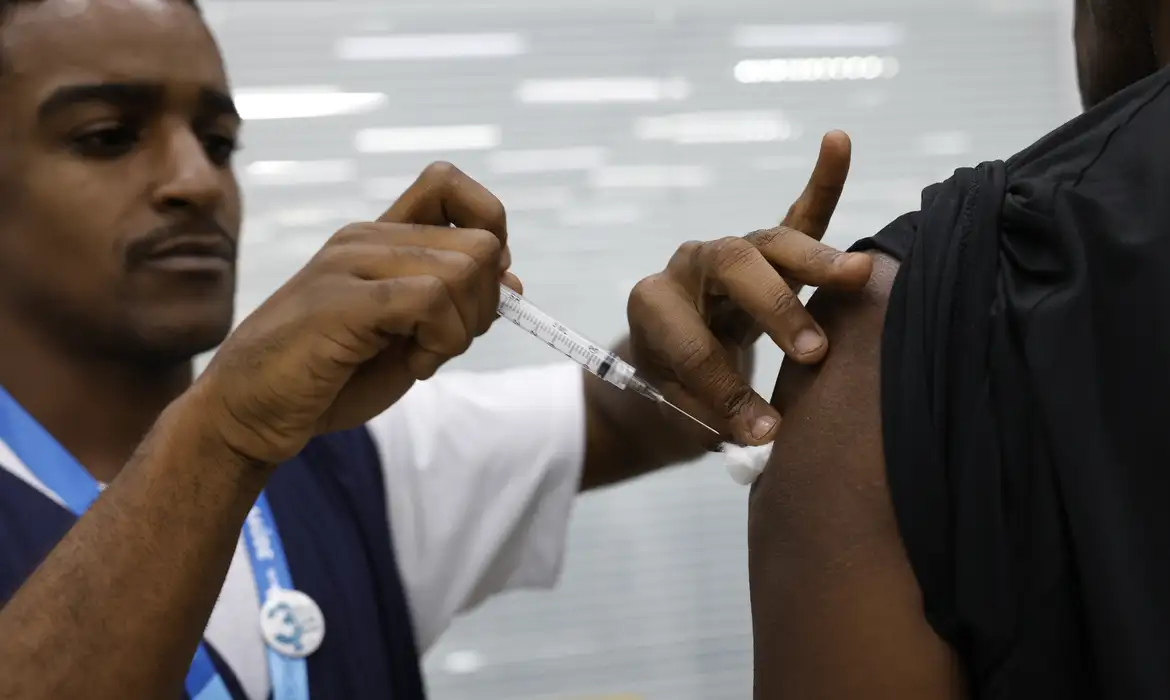 Rio de Janeiro (RJ), 24/04/2025 – Vacinação de pacientes em campanha contra a Influenza (gripe) no Super Centro Carioca de Saúde, em Benfica. Foto: Fernando Frazão/Agência Brasil