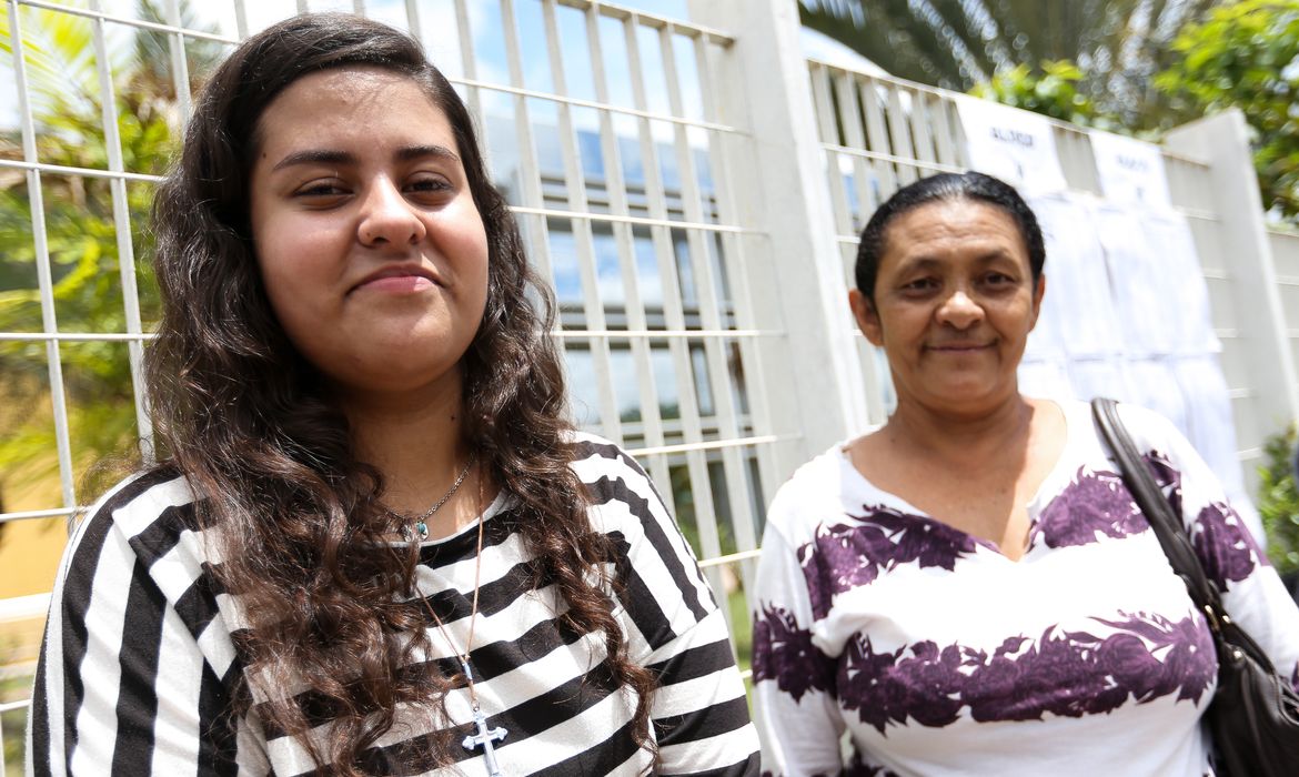 Brasília - Maria de Lurdes Barbosa (direita) aguardará a filha, Manuela Raíssa (esquerda), terminar a prova do Exame Nacional do Ensino Médio (Enem) 2017 (Marcelo Camargo/Agência Brasil)