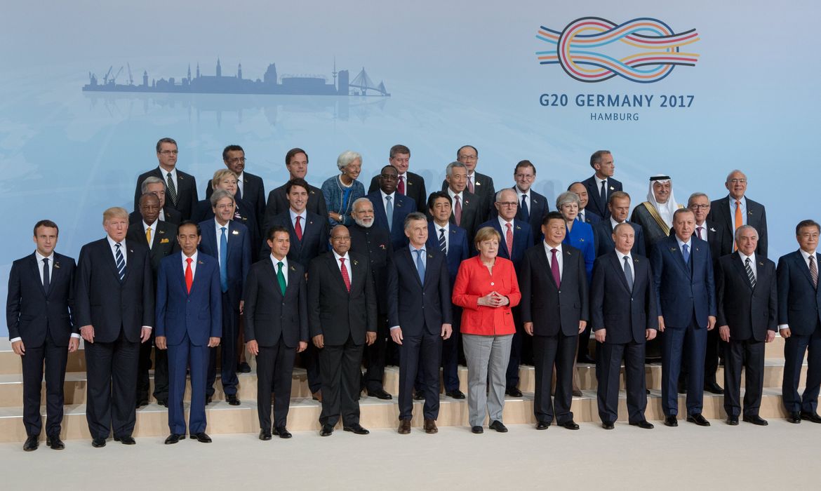 Chefes de Estado e de governo que integram o G20 posam para a foto oficial de abertura da cúpula que acontece em Hamburgo, na Alemanha