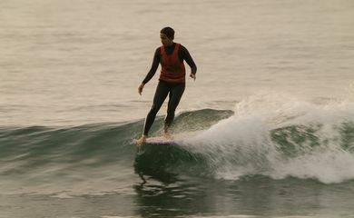 Chloe Calmon, longboard, surfe, malibu