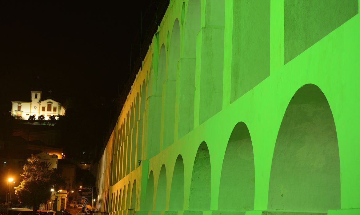 Rio de Janeiro - Arcos da Lapa são iluminados nas cores verde e amarelo como parte da contagem regressiva de 100 dias para o início dos Jogos Olímpicos Rio 2016 (Fernando Frazão/Agência Brasil)