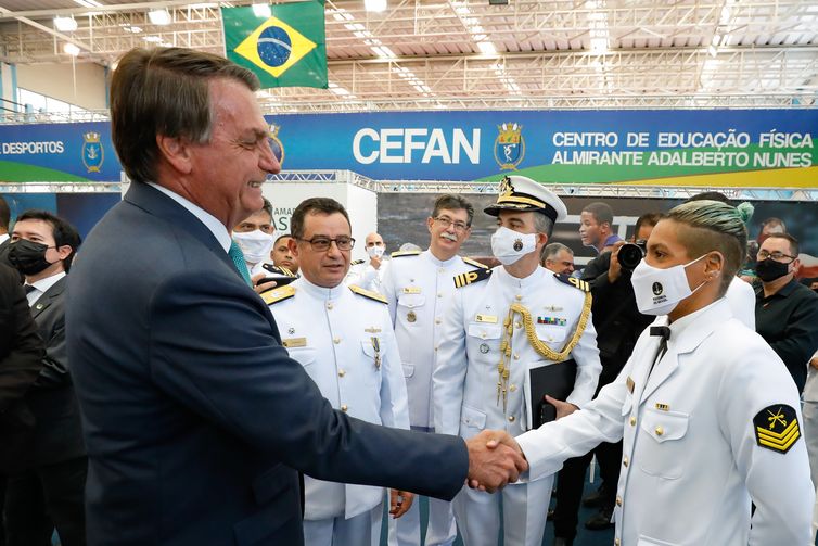 O presidente da República, Jair Messias Bolsonaro, cumprimenta a Sargento Ana Marcela Cunha, nadadora que conquistou a medalha de ouro na maratona aquática feminina na Olimpíada de Tóquio