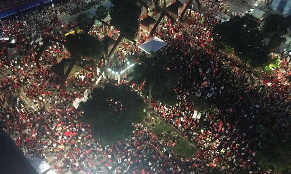 Antes de chegar à Praça do Ferreira, PM estimou que havia de 5 mil a 6 mil pessoas na manifestação