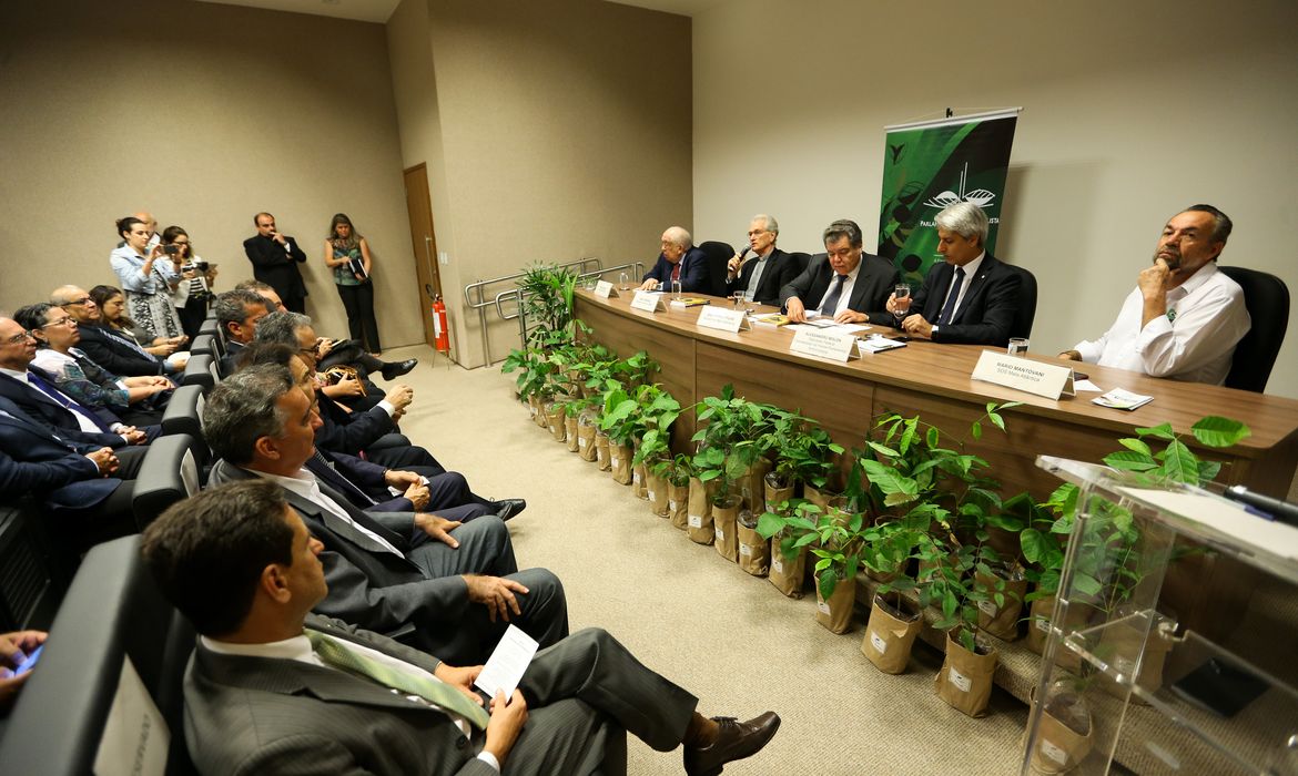 Brasília - O ministro Sarney Filho formaliza o apoio do ministério à Campanha da Fraternidade 2017 (Marcelo Camargo/Agência Brasil)