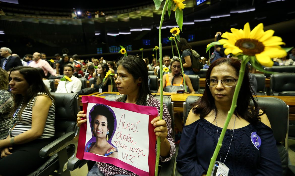 Brasília - Câmara dos Deputados realiza sessão solene em memória e solidariedade à vereadora Marielle Franco e ao motorista Anderson Gomes, assassinados na noite de quarta-feira (14), no centro do Rio de Janeiro (Marcelo Camargo/Agência