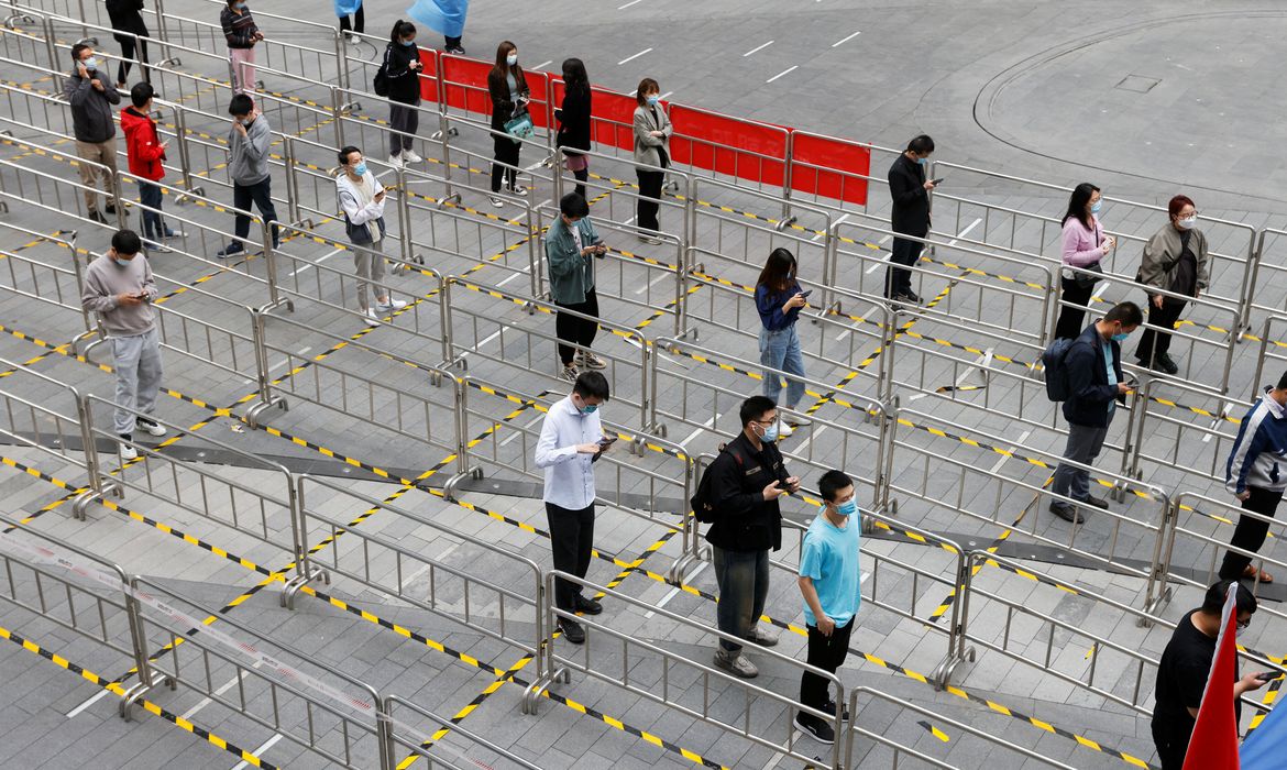Pessoas fazem fila para exame de detecção de Covid-19 em Pequim