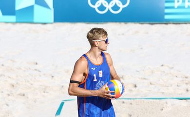 Paris 2024 Olympics - Beach Volleyball - Men's Preliminary Phase - Pool B - Netherlands vs Italy (van de Velde/Immers vs Ranghieri/Carambula) - Eiffel Tower Stadium, Paris, France - July 28, 2024. Steven van de Velde of Netherlands in action. REUTERS/Esa Alexander