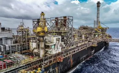 28/05/2026 - Pré-sal da Bacia de Santos -Esta é a P-67, uma unidade gigante do tipo FPSO (sistema flutuante de produção, armazenamento e transferência) que opera no pré-sal da Bacia de Santos. Com impressionantes 353 mil toneladas, 288 metros de comprimento, 54 metros de largura e 31 metros de altura, essa estrutura colossal tem capacidade para processar diariamente até 150 mil barris de petróleo e comprimir até 6 milhões de m³ de gás natural. Mostrar o cotidiano, a segurança e a dedicação dos profissionais que trabalham embarcados nessa superestrutura é uma forma de valorizar quem constrói a nossa história todos os dias.

Como parte ativa do Programa Pró-Equidade de Gênero e Raça, a Petrobras reafirma o compromisso de construir um ambiente de trabalho mais inclusivo e representativo, quebrando barreiras históricas no setor offshore e impulsionando a equidade tanto em terra quanto mar afora. Foto: Rafa Neddermeyer/Agência Brasil
