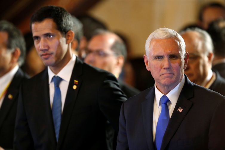 O vice-presidente dos EUA, Mike Pence, e o líder da oposição venezuelana, Juan Guaido, que muitas nações reconheceram como presidente interino da Venezuela, participam de reunião do Grupo Lima em Bogotá, Colômbia.