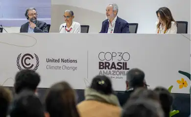Belém (PA), 22/11/2025 - Ministra do Meio Ambiente, Marina Silva, presidente da COP30, André Corrêa do Lago e a diretora-executiva da COP30, Ana Toni, durante entrevista coletiva da 30ª Conferência das Partes COP30.  Foto: Rafa Neddermeyer/COP30 Brasil Amazônia/PR