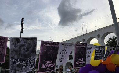 Rio de Janeiro - Um dos pontos de encontro para manifestações lembrando um mês do assassinato de Marielle Franco e Anderson Gomes foi na Lapa