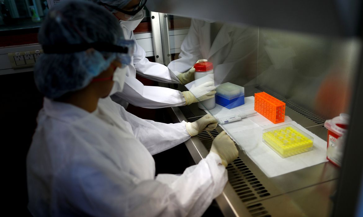 Técnicos de laboratório trabalham com amostras durante uma simulação de análise de coronavírus no Instituto Malbran, em Buenos Aires, Argentina, em 29 de fevereiro de 2020. Foto tirada em 29 de fevereiro de 2020. REUTERS / Agustin Marcarian