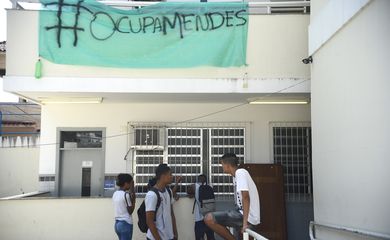 Rio de Janeiro - Alunos ocupam, desde o dia 21, a Escola Estadual Prefeito Mendes de Moraes, na Ilha do Governador  (Tânia Rêgo/Agência Brasil)
