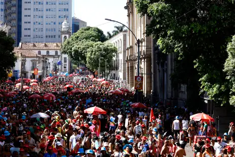 Tânia Rêgo/Agência Brasil Rio de Janeiro (RJ), 01/03/2025 - Foliões se divertem no 106º desfile do Cordão da Bola Preta, no centro da cidade. Foto: Tânia Rêgo/Agência Brasil