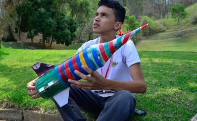 O aluno Fábio Victor Souza, apresenta o seu foguete na VIII Mostra Brasileira de Foguetes, realizada na cidade de Barra do Piraí/RJ. (Tomaz Silva/Agência Brasil)