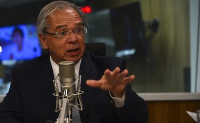 Ministro da Economia Paulo Guedes é o entrevistado no programa, A Voz do Brasil.