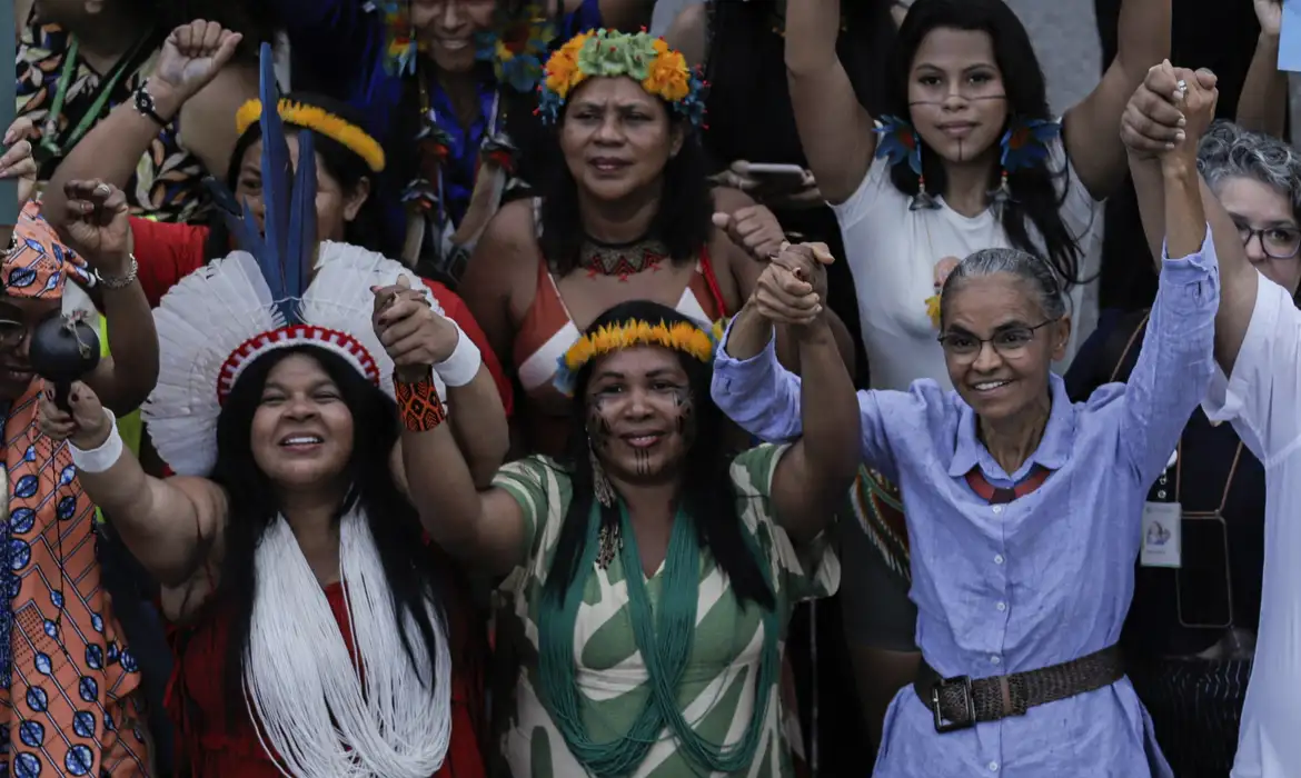 Brasília (DF), 10/04/2025 - A ministra, Marina Silva (d) e a minitra Sonia Guajajara
 (e), participam da marcha do acampamento terra livre (ATL).
Foto: Joédson Alves/Agência Brasil