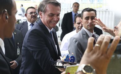 No dia do seu aniversário de 64 anos, o presidente Jair Bolsonaro,recebe um bolo e cumprimenta populares na saída do Palácio da Alvorada.