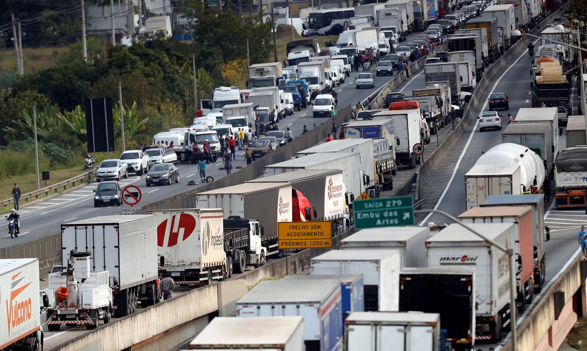 Caminhoneiros participam de protesto contra os altos preços do diesel na rodovia BR-116 Régis Bittencourt, em São Paulo