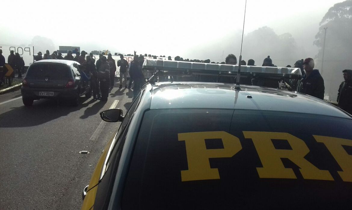 BR-476, na altura do quilômetro 150, é bloqueada por manifestantes, causando um engarrafamento de dois quilômetros