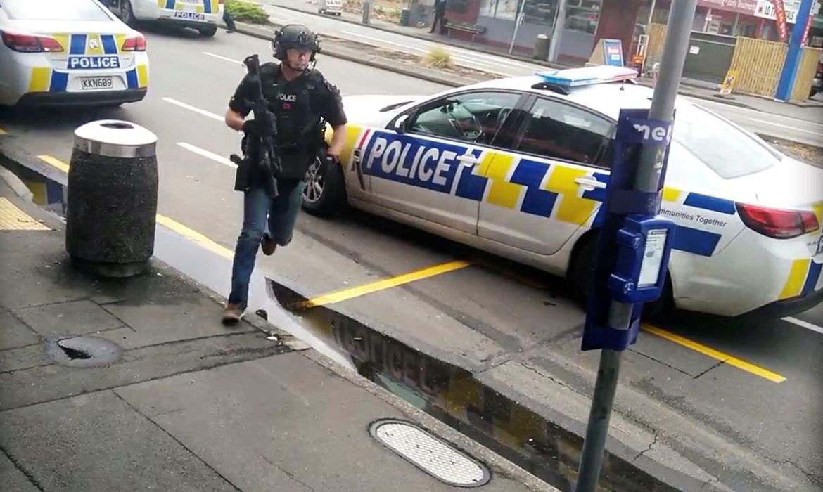 Polícia responde a tiro perto de mesquita em Christchurch
Imagens de mídia social mostram policiais armados respondendo a disparos perto da Mesquita da Avenida Linwood, em Christchurch