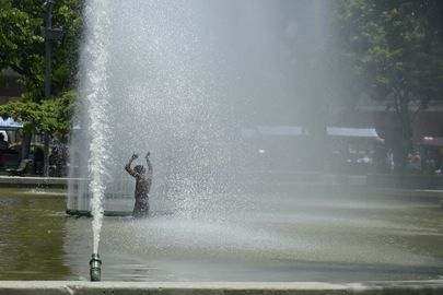 Homem se refresca no chafariz da Praça Saens Pena, em dia de alta temperatura no Rio de Janeiro
