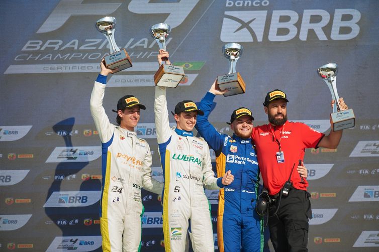 Felipe is number 24 and Fefo is dressed in blue.  The driver with them is Ricardo Gracia Filho, who won the Formula 4 race - the first grid - Brazil