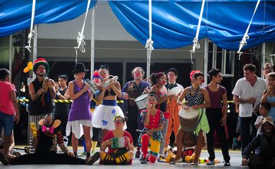 Escola Nacional do Circo, unidade da Funarte, reúne cerca de 500 alunos e 40 professores de 9 escolas para o espetáculo Tudo Novo de Novo, em comemoração ao Dia Nacional do Circo, 27 de março (Tânia Rêgo/Agência Brasil)
