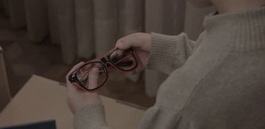 Dalton herdou óculos mágicos de seu avô