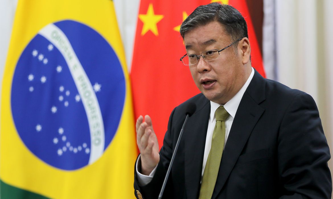 O  ministro conselheiro da embaixada da China, Song Yang, fala à imprensa