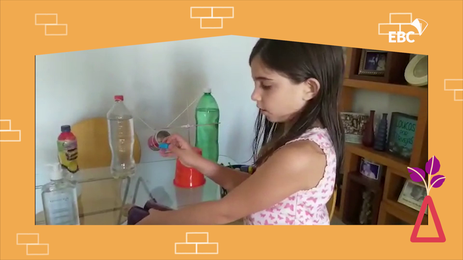 Manuella, de 7 anos, ensina a fazer objetos com sucata