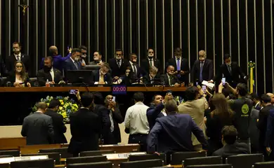 Brasília (DF), 05/08/2025 - Deputados de oposição fazem ato tampando a boca com esparadrapo durante sessão da Câmara dos Deputados. Foto: José Cruz/Agência Brasil