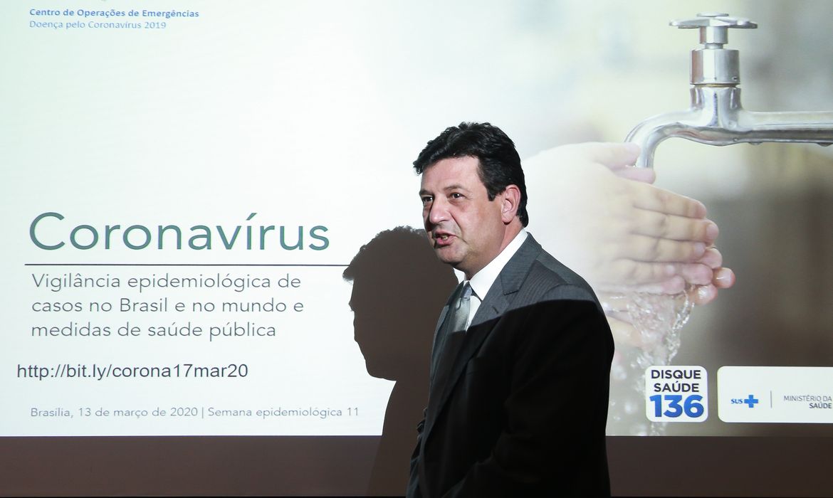 O ministro da Saúde, Luiz Henrique Mandetta, confirma a primeira morte por Covid-19 em São Paulo, durante entrevista à imprensa