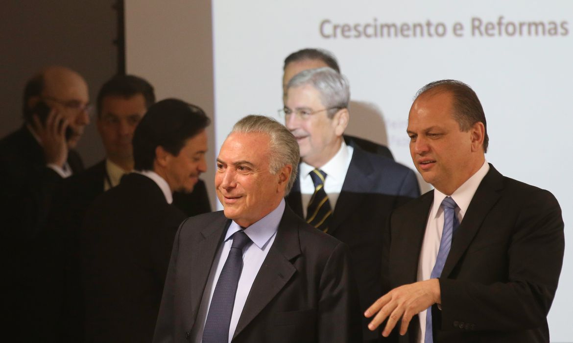 Brasília - Presidente Michel Temer conversa com o ministro da Saúde, Ricardo Barros, durante reunião ministerial, no Palácio do Planalto (Fabio Rodrigues Pozzebom/Agência Brasil)
