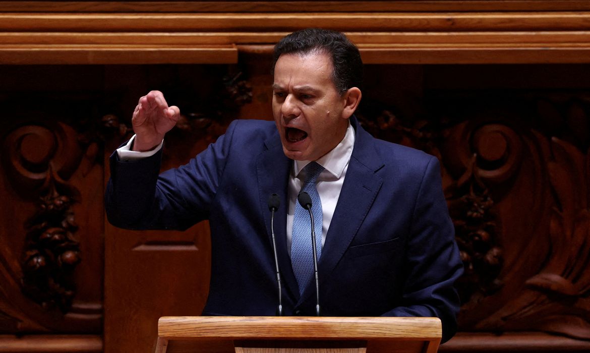 Primeiro-ministro de Portugal, Luís Montenegro, discursa no Parlamento do país, em Lisboa
21/02/2025 REUTERS/Pedro Nunes
