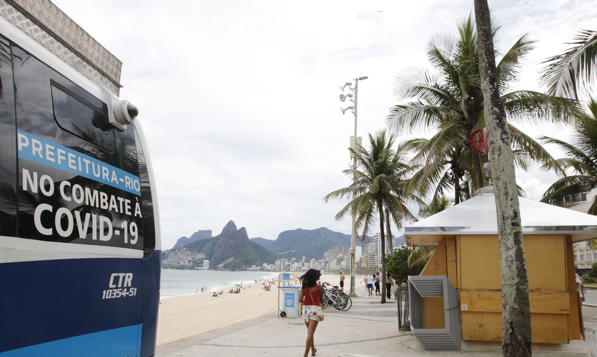 Quiosques das praias do Rio estão  fechados em cumprimento ao decreto municipal.As novas restrições impostas pela prefeitura do Rio, para tentar combater o avanço da Covid-19