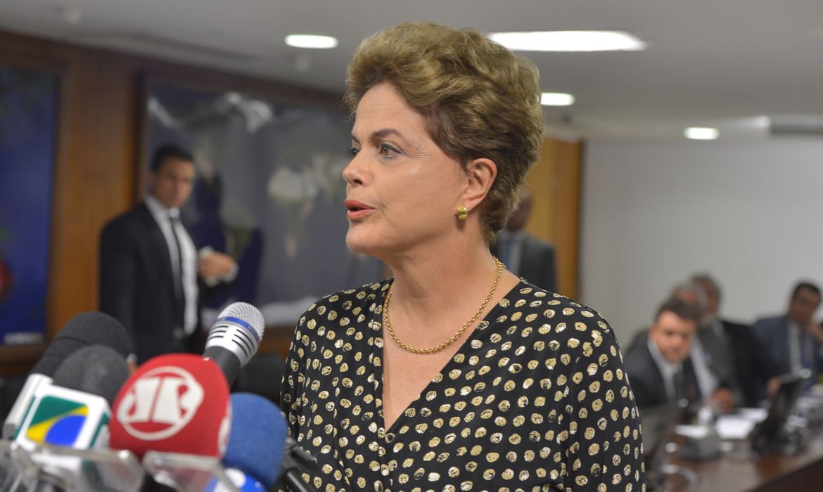 Brasília - A presidenta Dilma Rousseff faz declaração à imprensa após receber os governadores de Minas Gerais, Fernando Pimentel e do Espírito Santo, Paulo Hartung (Valter Campanato/Agência Brasil)