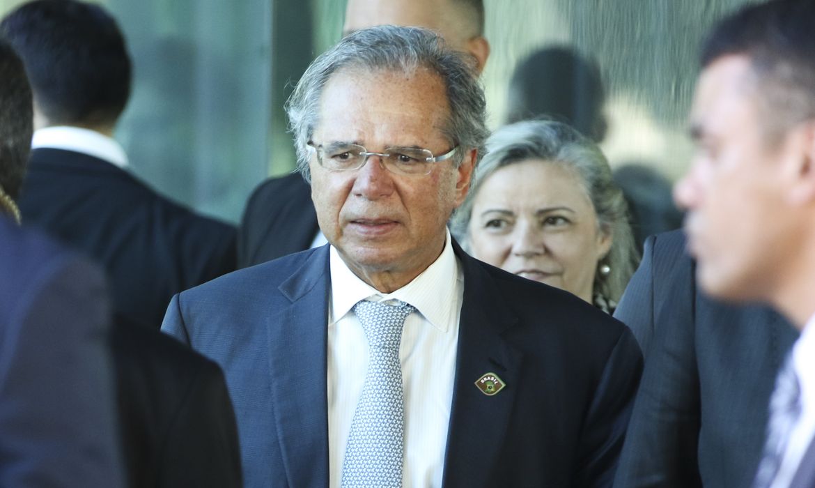 O ministro da Economia, Paulo Guedes, fala à imprensa após reunião no ministério com o presidente Jair Bolsonaro.