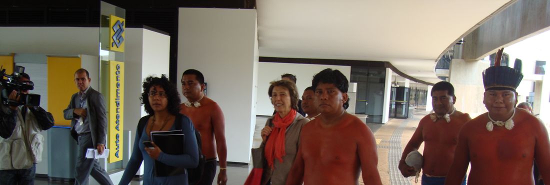 Maria Rita Kehl recebe indígenas Xavante de Marãiwatsédé em reunião da Comissão Nacional da Verdade