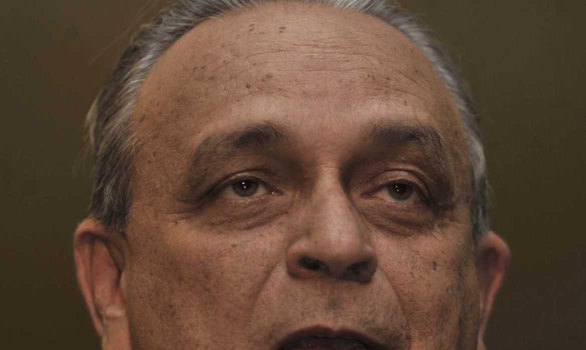 Brasília - Após reunião com o líder do PSDB na Câmara dos Deputados, Duarte Nogueira, o presidente do partido, Sérgio Guerra, fala aos jornalistas(José Cruz/Agência Brasil)