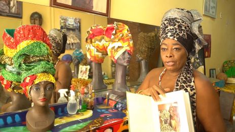 Negra Jhô é uma artista que se especializou em turbantes na Bahia para manter a tradição